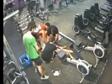 Captura del vídeo con el que el tuitero explica cómo actuar para ayudar a alguien en parada. Captura del vídeo con el que el tuitero explica cómo actuar para ayudar a alguien en parada.