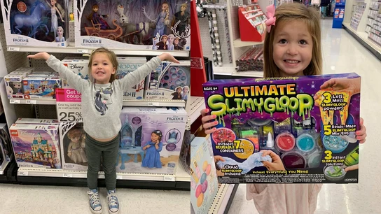 Imagen de la niña con los juguetes. Imagen de la niña con los juguetes.