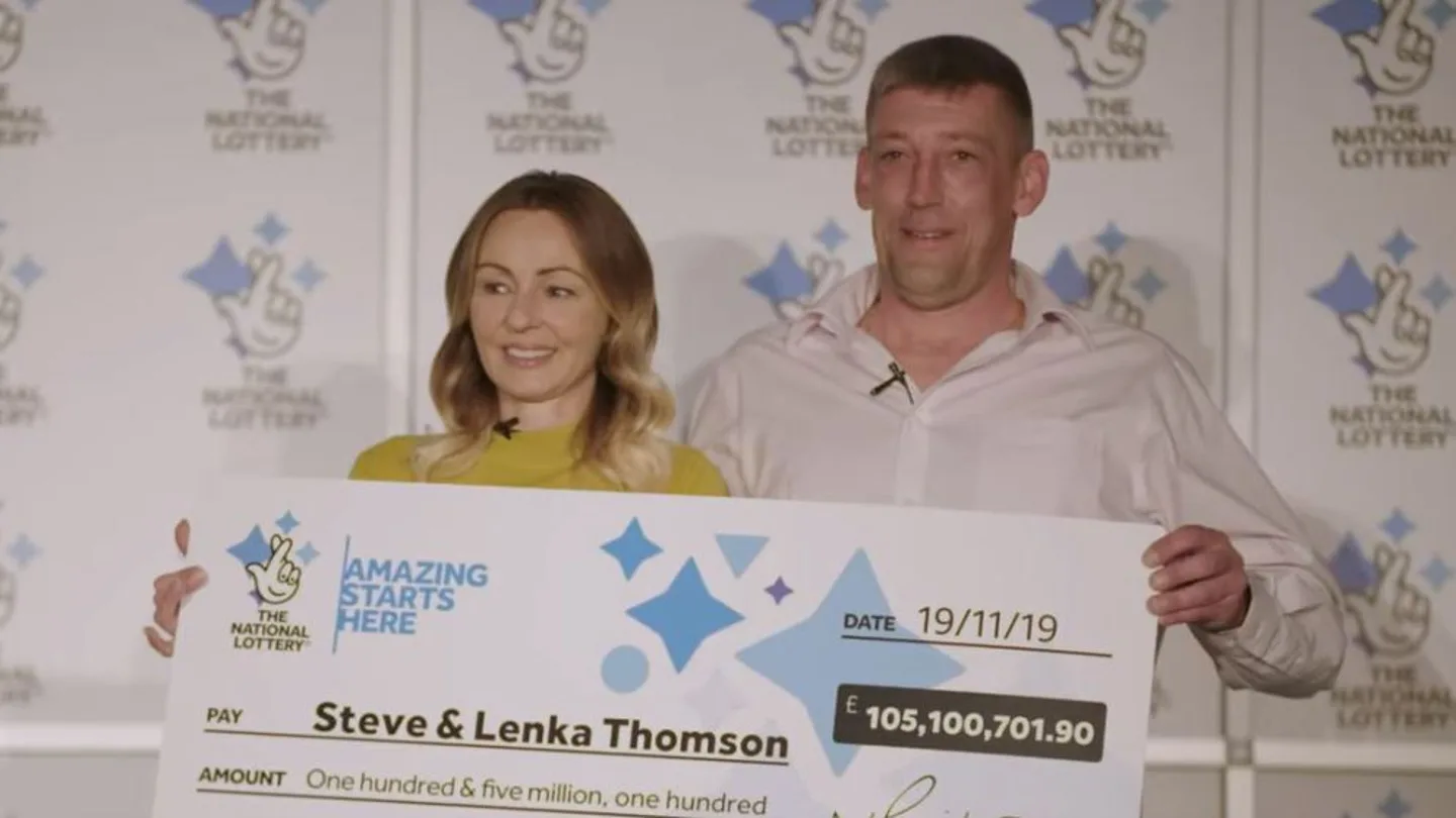 Steve y Lenka Thomson, celebrando el premio que les ha cambiado la vida Steve y Lenka Thomson, celebrando el premio que les ha cambiado la vida