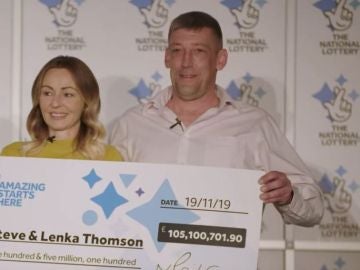 Steve y Lenka Thomson, celebrando el premio que les ha cambiado la vida Steve y Lenka Thomson, celebrando el premio que les ha cambiado la vida
