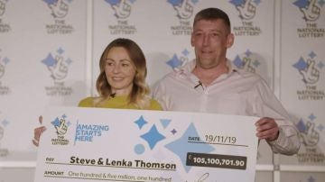 Steve y Lenka Thomson, celebrando el premio que les ha cambiado la vida