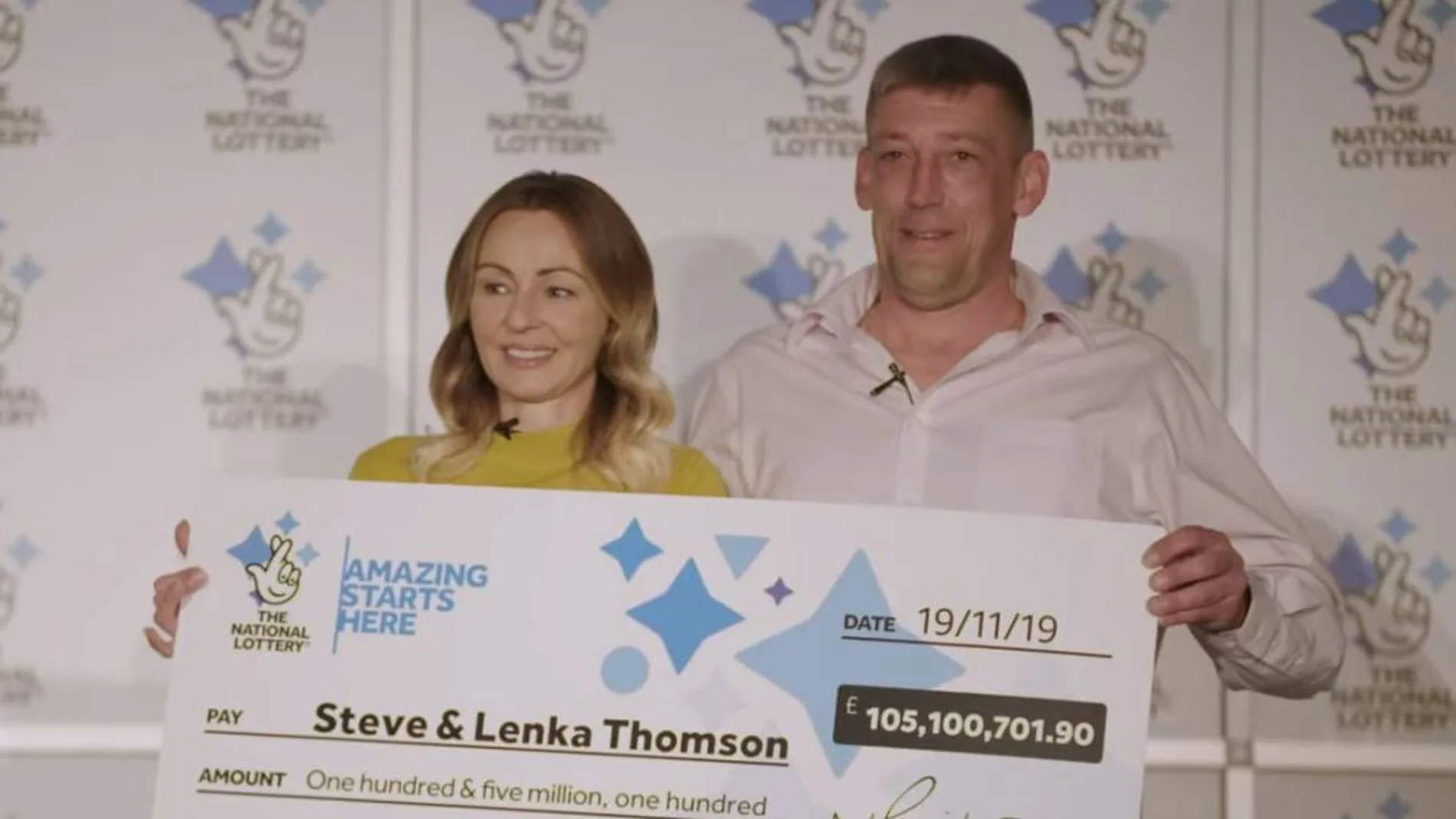 Steve y Lenka Thomson, celebrando el premio que les ha cambiado la vida