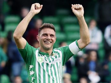 Joaquin celebra un gol del Betis Joaquin celebra un gol del Betis