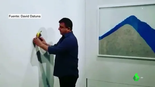 Un artista de 'performance' se come un plátano pegado a la pared que era una obra de arte valorada en 108.000 euros Un artista de 'performance' se come un plátano pegado a la pared que era una obra de arte valorada en 108.000 euros
