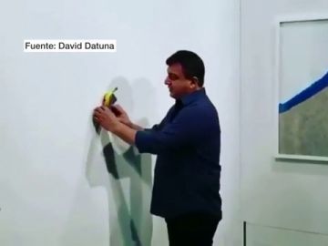 Un artista de 'performance' se come un plátano pegado a la pared que era una obra de arte valorada en 108.000 euros Un artista de 'performance' se come un plátano pegado a la pared que era una obra de arte valorada en 108.000 euros