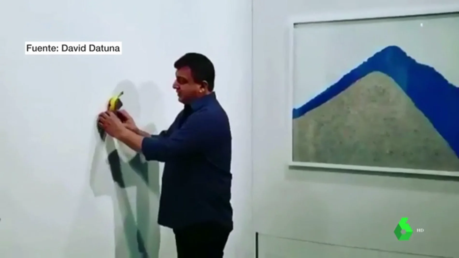 Un artista de 'performance' se come un plátano pegado a la pared que era una obra de arte valorada en 108.000 euros