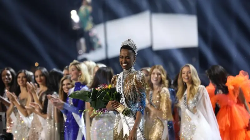 La sudafricana Zozibini Tunzi gana Miss Universo 2019