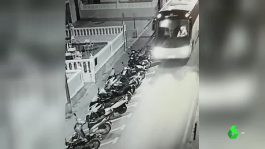 Roba un autobús y destroza varios vehículos aparcados en el centro de Benidorm Roba un autobús y destroza varios vehículos aparcados en el centro de Benidorm