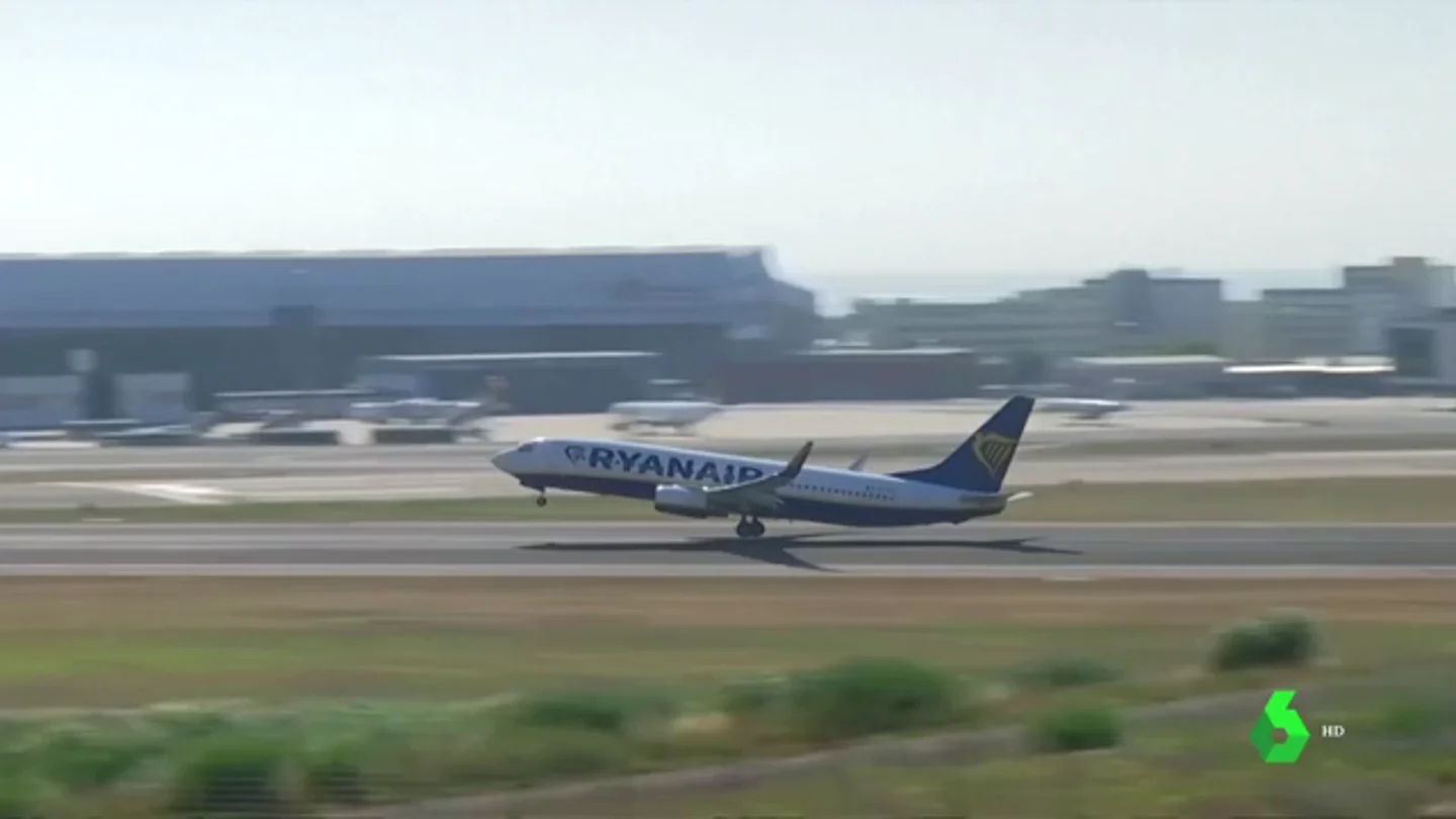 Ryanair mantendrá su base en Girona a cambio de empeorar las condiciones laborales Ryanair mantendrá su base en Girona a cambio de empeorar las condiciones laborales