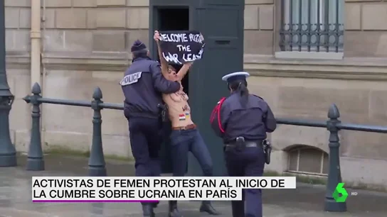 Activistas de Femen protestan al grito de 'Parad la guerra de Putin' al inicio de la cumbre sobre Ucrania Activistas de Femen protestan al grito de 'Parad la guerra de Putin' al inicio de la cumbre sobre Ucrania