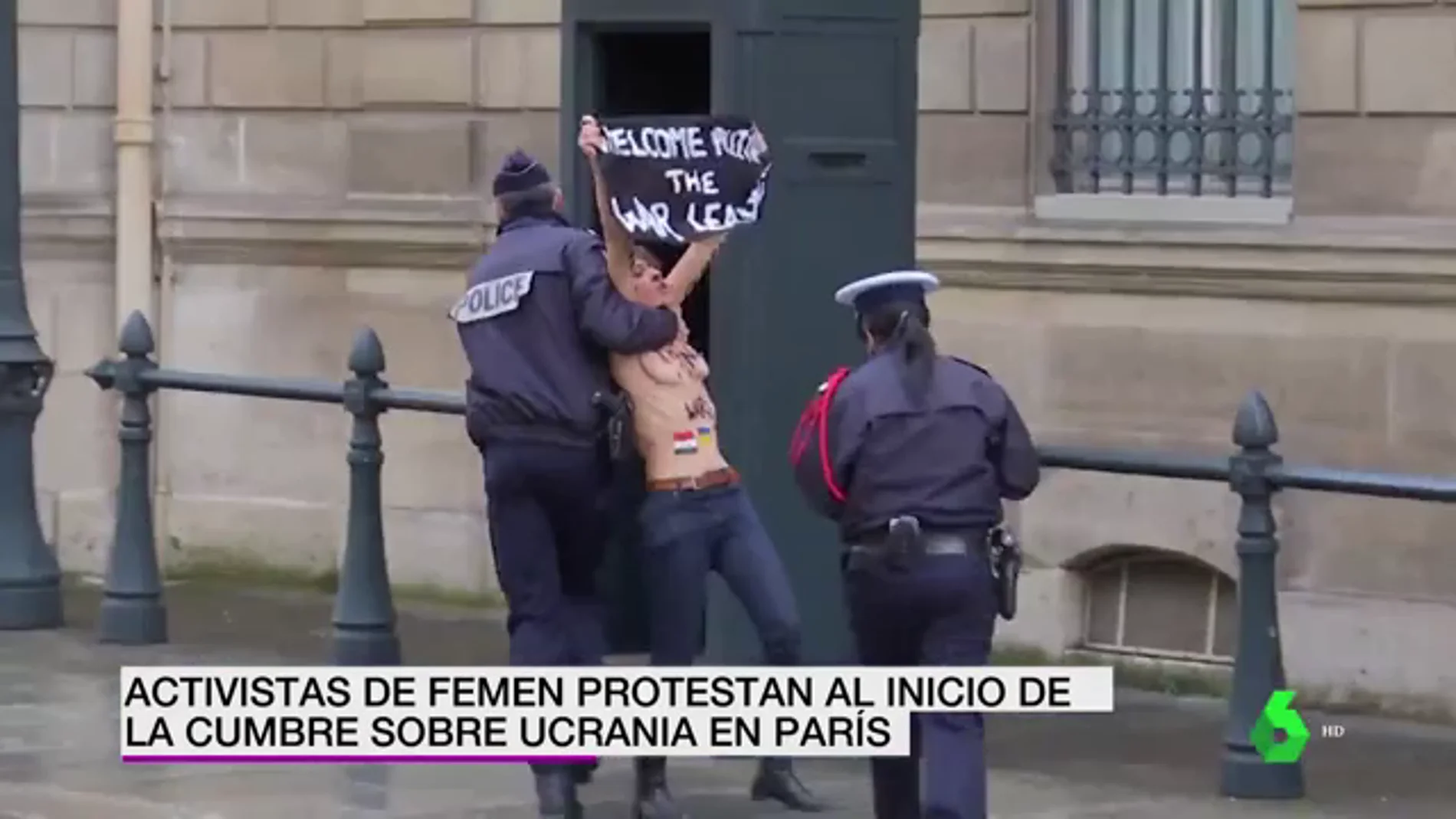  Activistas de Femen protestan al grito de 'Parad la guerra de Putin' al inicio de la cumbre sobre Ucrania