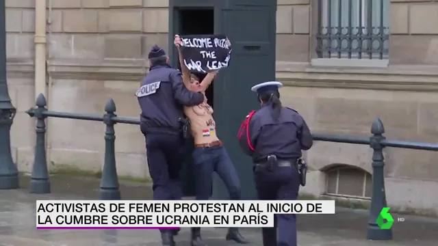  Activistas de Femen protestan al grito de 'Parad la guerra de Putin' al inicio de la cumbre sobre Ucrania