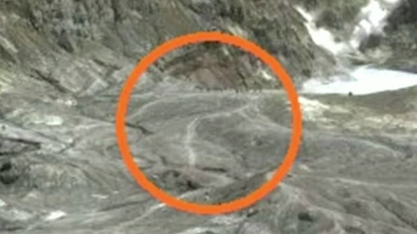 Turistas cerca del volcán de Nueva Zelanda Turistas cerca del volcán de Nueva Zelanda