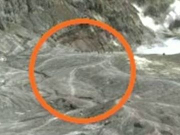 Turistas cerca del volcán de Nueva Zelanda Turistas cerca del volcán de Nueva Zelanda