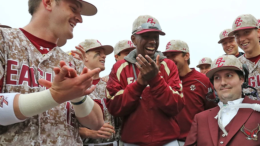 Pete Frates, junto a los jugadores de béisbol de Boston College