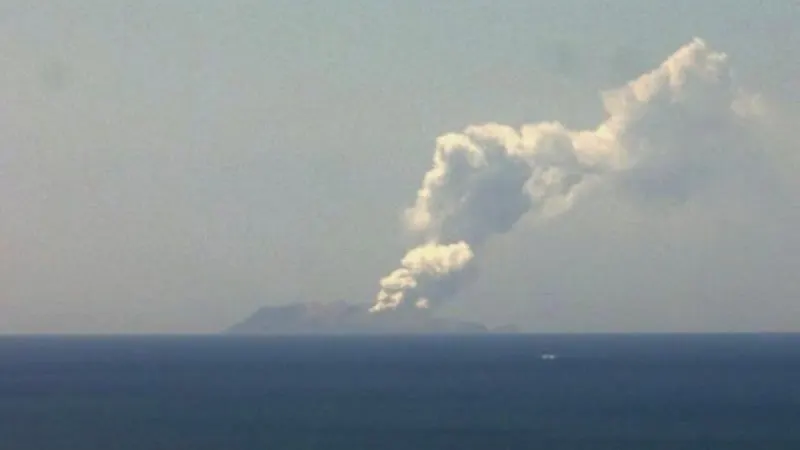 Erupción del volcán Whakaari en Nueva Zelanda