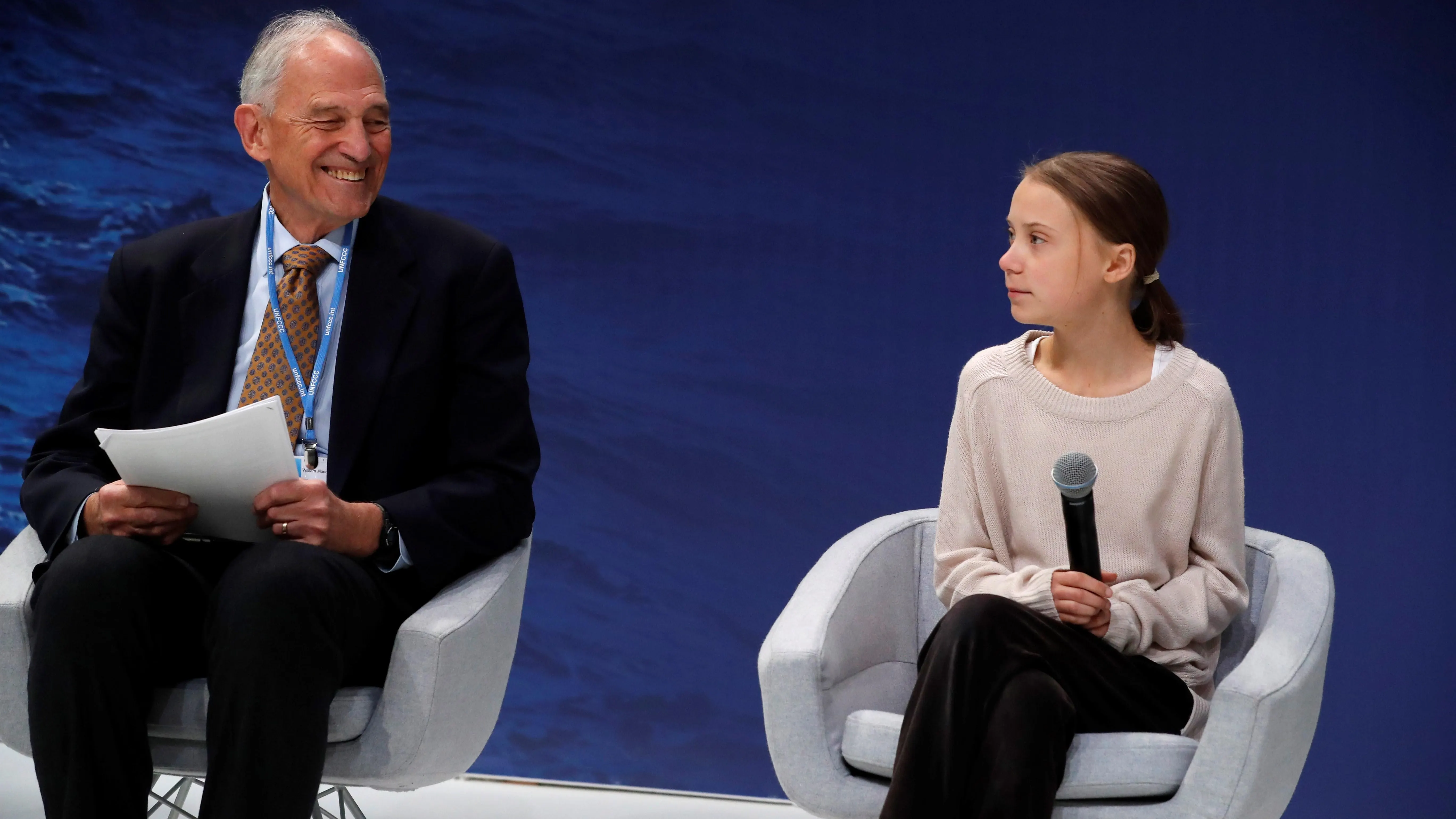 El profesor de Política Ambiental Internacional William Moomaw (izq), de la escuela Fletcher, y la joven activista medioambiental sueca Greta Thunberg