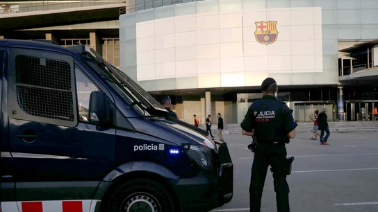 Agentes de los Mossos en los alrededores del Camp Nou Agentes de los Mossos en los alrededores del Camp Nou