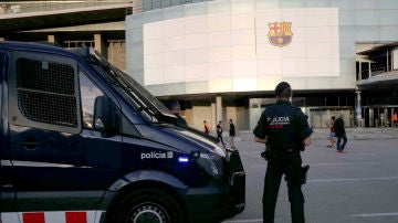 Agentes de los Mossos en los alrededores del Camp Nou