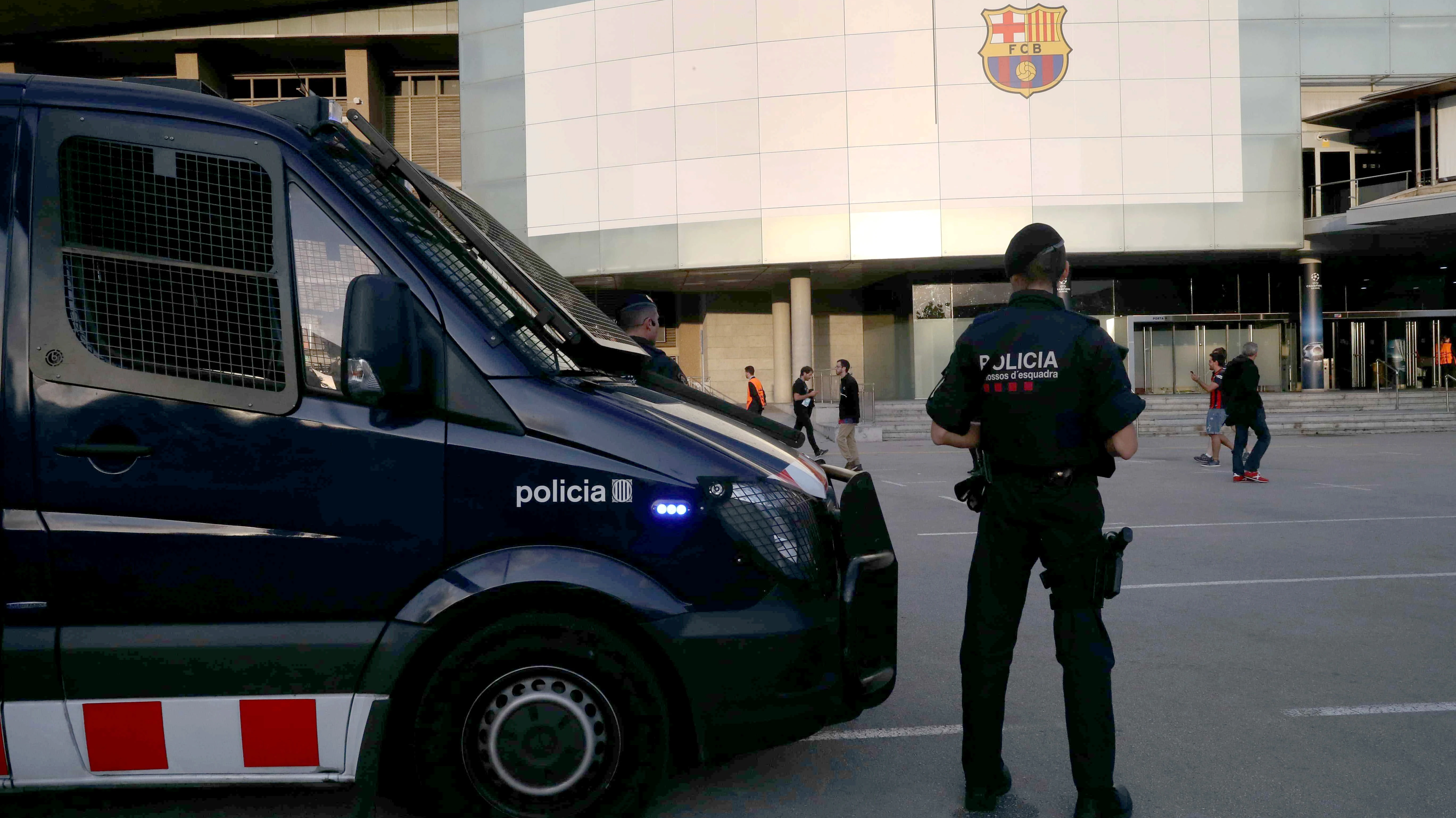 Agentes de los Mossos en los alrededores del Camp Nou