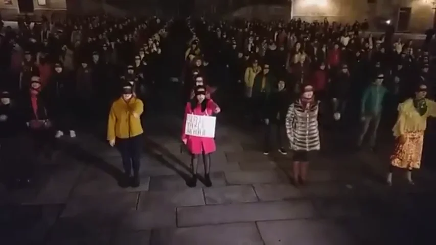 Gritos machistas durante un acto feminista en Compostela: "A casa que hay que hacer la cena"