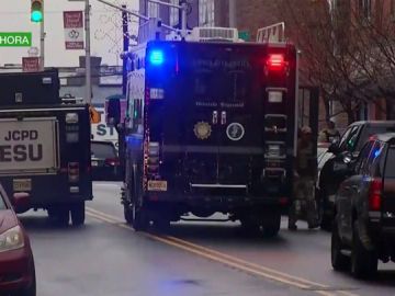 Dos tiradores disparan en la cabeza a un policía en Nueva Jersey, EEUU Dos tiradores disparan en la cabeza a un policía en Nueva Jersey, EEUU