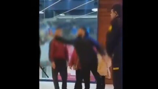 Imagen del momento en el que el joven ataca al personal de seguridad con el spray de gas pimienta.