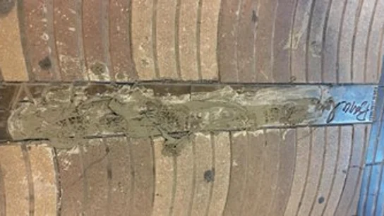 La placa del memorial sobre la que esparcieron cemento La placa del memorial sobre la que esparcieron cemento