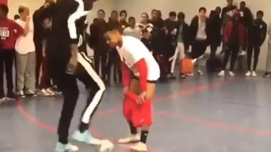 Inza kone, después de bajar los pantalones de su rival Inza kone, después de bajar los pantalones de su rival