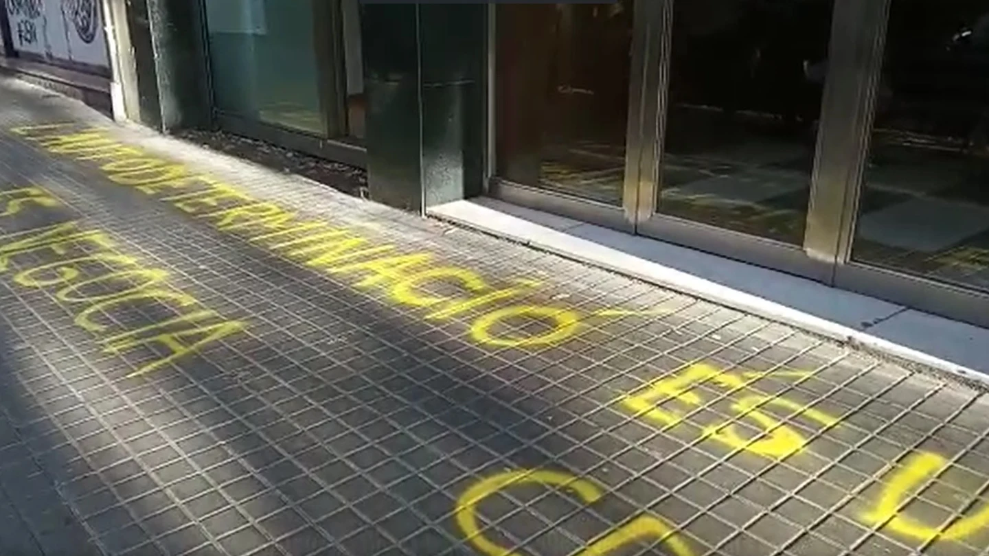 Las pintadas de los CDR en la sede de Esquerra Republicana Las pintadas de los CDR en la sede de Esquerra Republicana