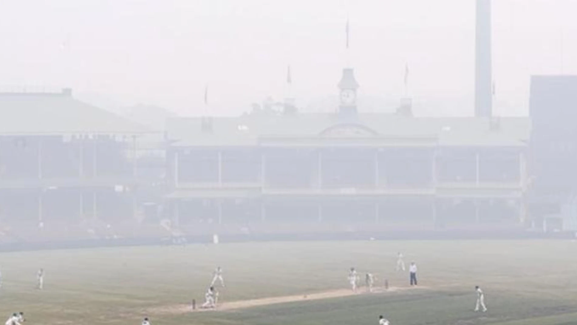 El Sydney Cricket Ground, teñido de una espesa neblina