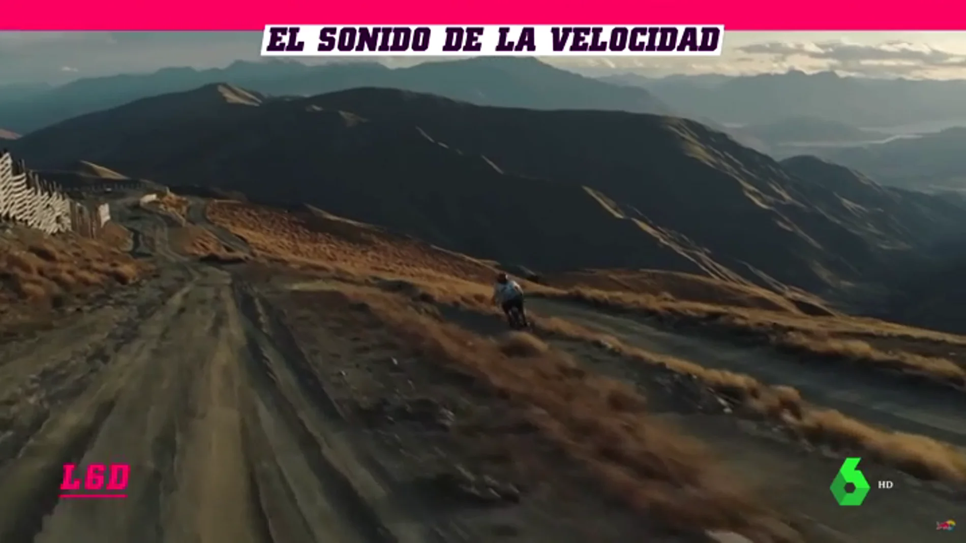 Escalofriante descenso en bicicleta: Reece Potter 'vuela' sobre la montaña