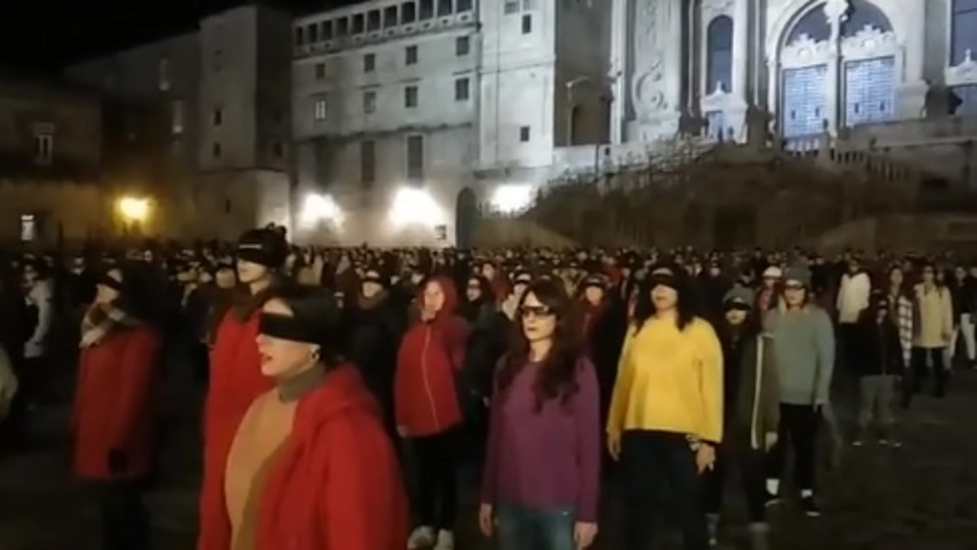 Más de 300 mujeres cantan 'Un violador en tu camino' en Santiago de Compostela