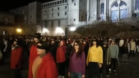 Más de 300 mujeres cantan 'Un violador en tu camino' en Santiago de Compostela