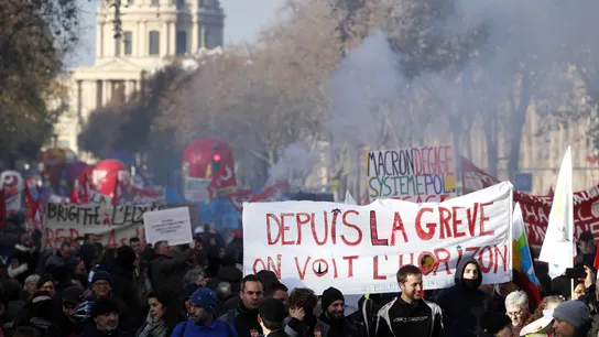 Los manifestantes sostienen una pancarta que dice 'Desde la huelga, vemos el horizonte' mientras participan en una manifestación contra las reformas de las pensiones Los manifestantes sostienen una pancarta que dice 'Desde la huelga, vemos el horizonte' mientras participan en una manifestación contra las reformas de las pensiones