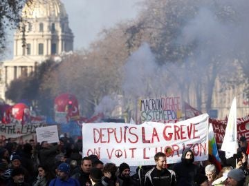Los manifestantes sostienen una pancarta que dice 'Desde la huelga, vemos el horizonte' mientras participan en una manifestación contra las reformas de las pensiones Los manifestantes sostienen una pancarta que dice 'Desde la huelga, vemos el horizonte' mientras participan en una manifestación contra las reformas de las pensiones