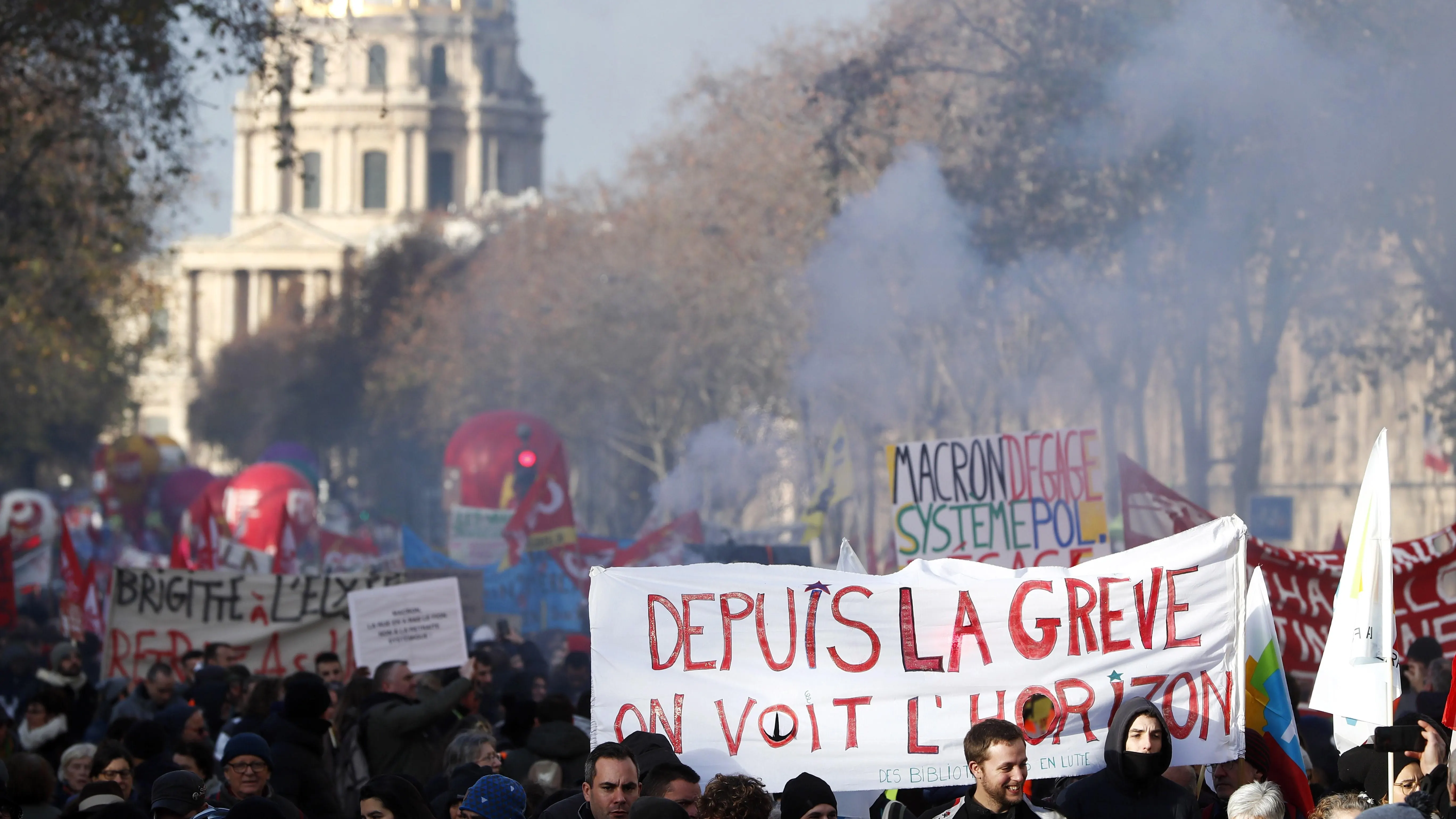 Los manifestantes sostienen una pancarta que dice 'Desde la huelga, vemos el horizonte' mientras participan en una manifestación contra las reformas de las pensiones