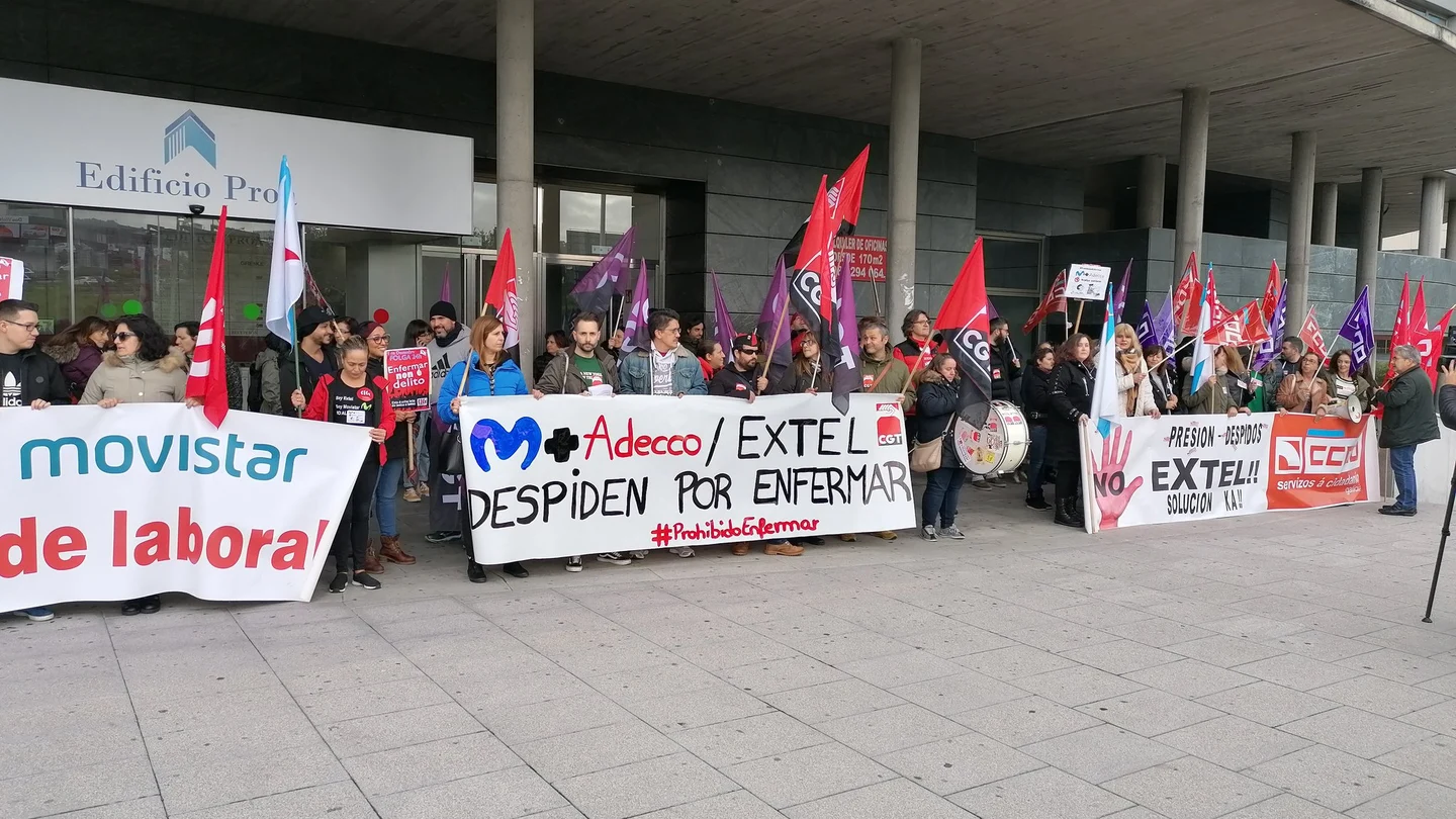 Trabajadores manifestándose contra los despidos de Extel Trabajadores manifestándose contra los despidos de Extel