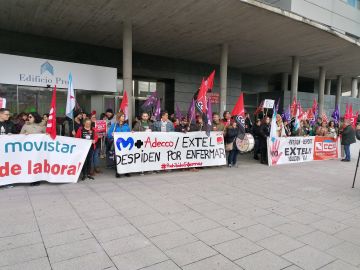 Trabajadores manifestándose contra los despidos de Extel Trabajadores manifestándose contra los despidos de Extel