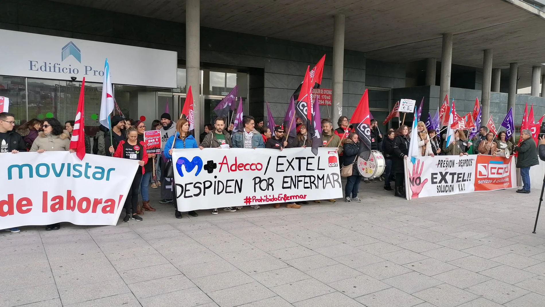 Trabajadores manifestándose contra los despidos de Extel