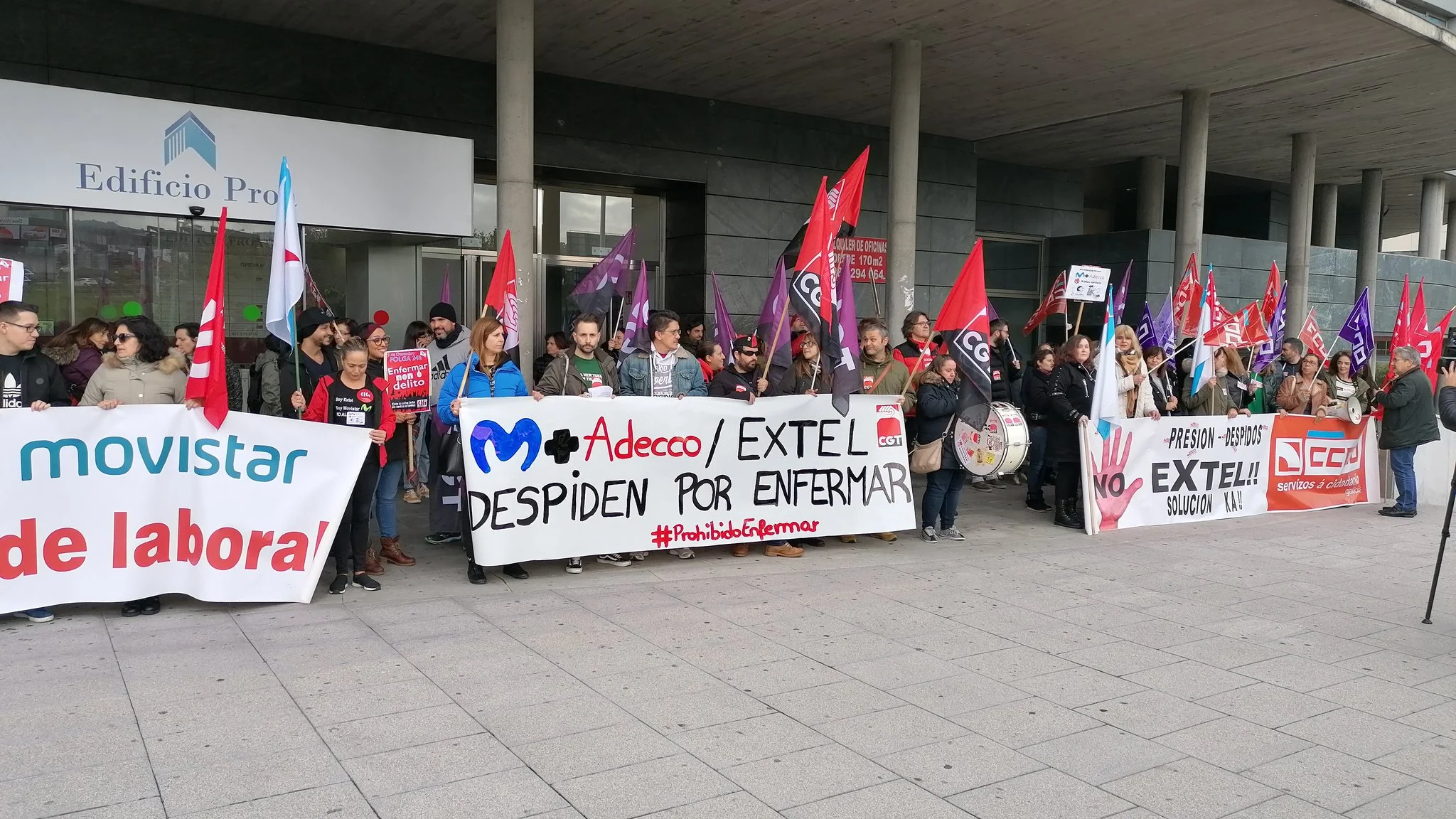 Trabajadores manifestándose contra los despidos de Extel