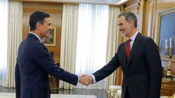 El rey Felipe VI saluda al líder del Partido Socialista PSOE, Pedro Sánchez