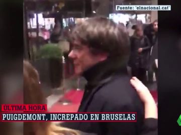 Puigdemont, increpado en Bruselas al grito de "delincuente", "racista" y "cobarde" Puigdemont, increpado en Bruselas al grito de "delincuente", "racista" y "cobarde"