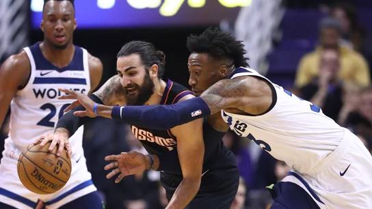 Robert Covington intenta quitarle el balón a Ricky Rubio Robert Covington intenta quitarle el balón a Ricky Rubio