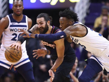 Robert Covington intenta quitarle el balón a Ricky Rubio Robert Covington intenta quitarle el balón a Ricky Rubio