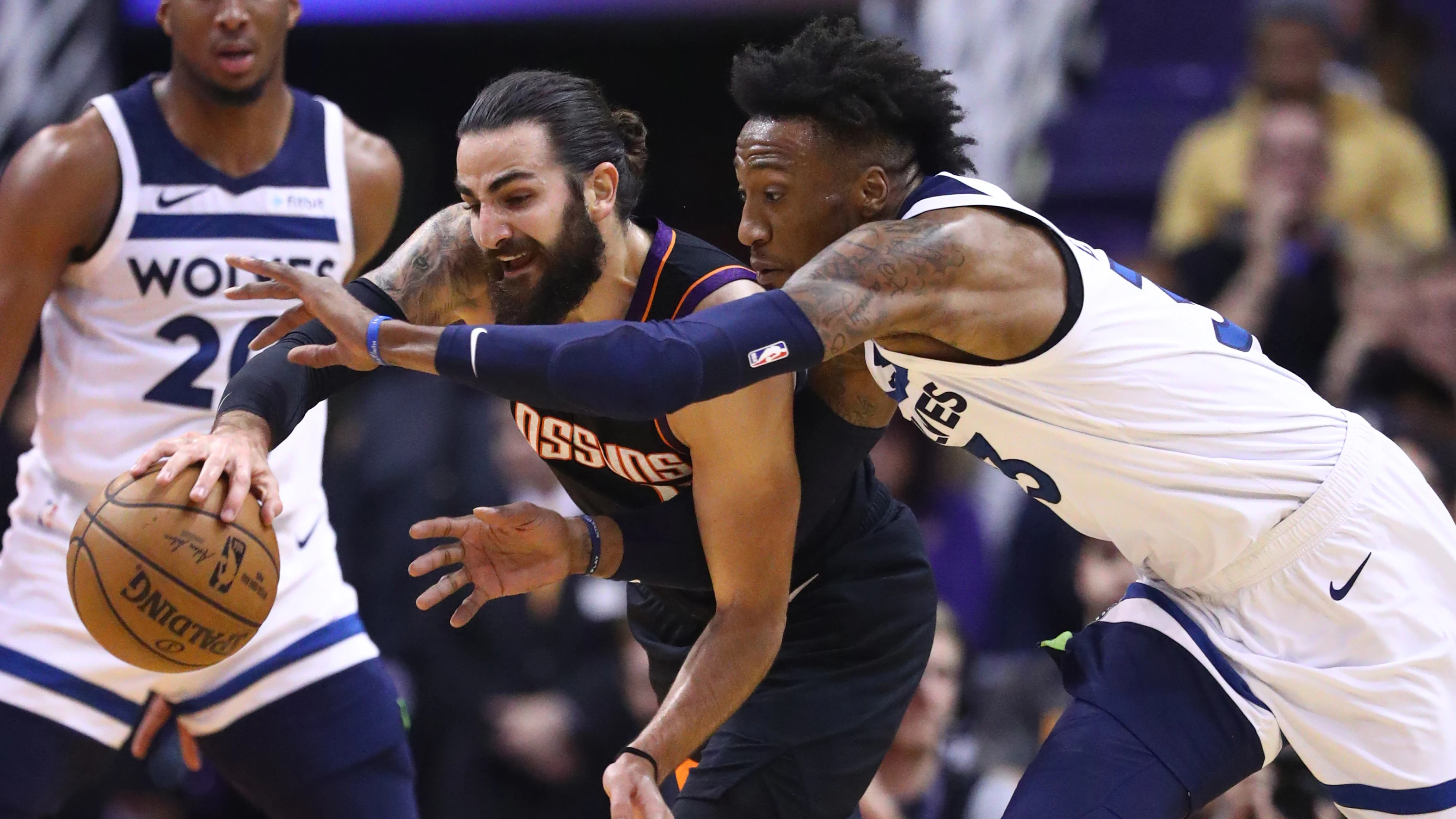 Robert Covington intenta quitarle el balón a Ricky Rubio