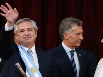 Alberto Fernández asume como presidente junto al presidente saliente, Mauricio Macri Alberto Fernández asume como presidente junto al presidente saliente, Mauricio Macri