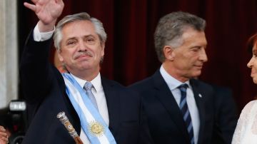 Alberto Fernández asume como presidente junto al presidente saliente, Mauricio Macri
