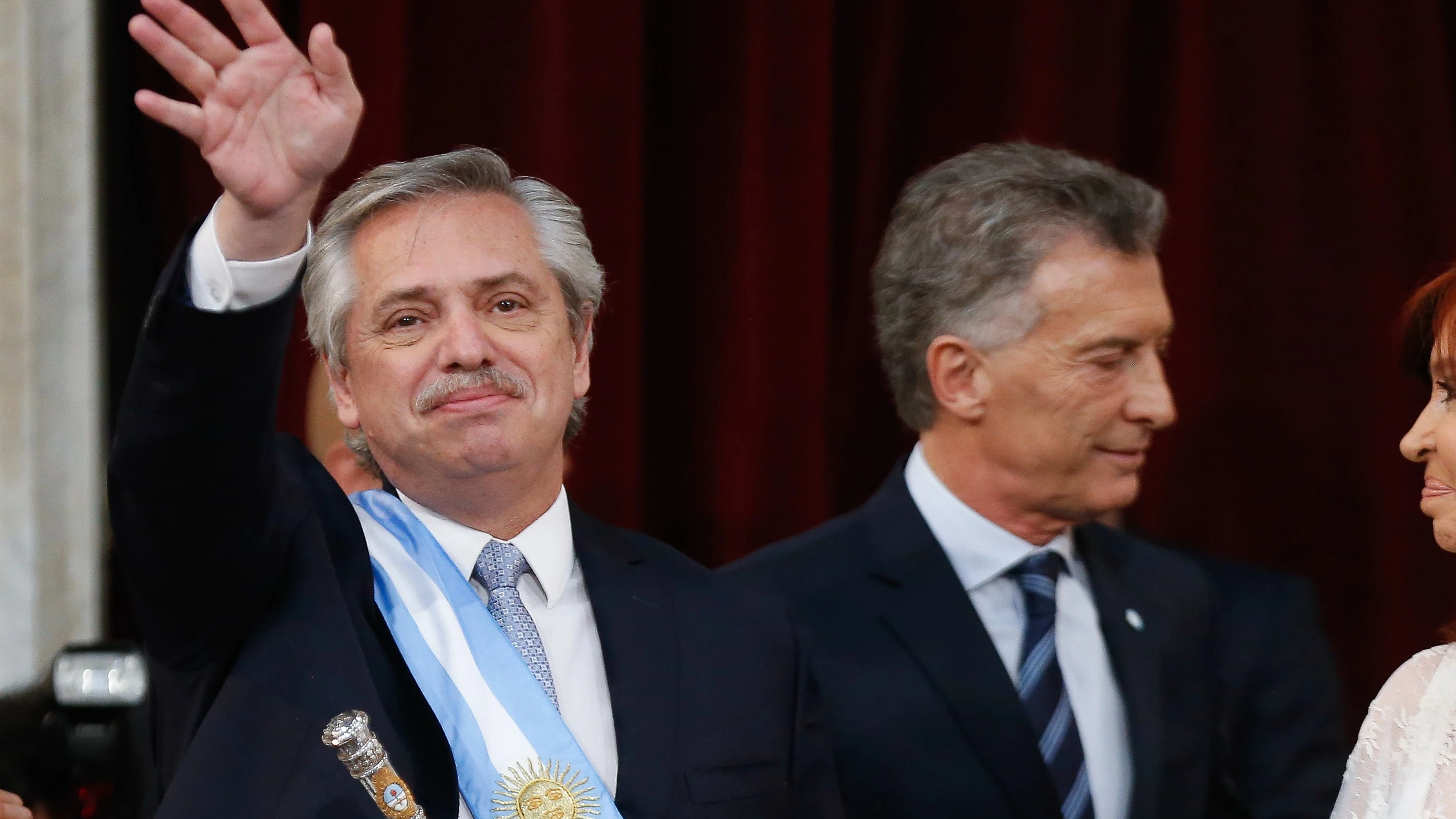 Alberto Fernández asume como presidente junto al presidente saliente, Mauricio Macri