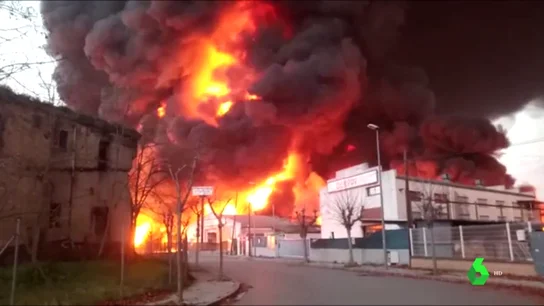 Incendio en una planta de reciclaje de Montornès del Vallès (Barcelona): activan la alerta por riesgo químico Incendio en una planta de reciclaje de Montornès del Vallès (Barcelona): activan la alerta por riesgo químico